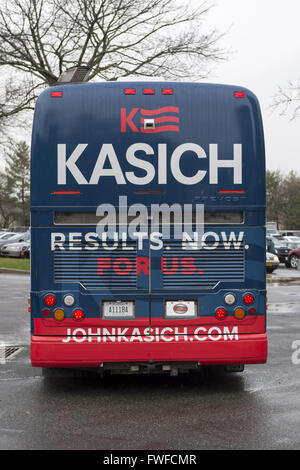 Hempstead, New York, Stati Uniti d'America. 4 apr, 2016. John Kasich campagna Bus, con lo slogan "RISULTATI. Ora. Per noi.' sulla parte posteriore è di lasciare il campus di pioggia, dopo che il candidato presidenziale repubblicano e governatore di Ohio, ospitato un municipio a Hofstra University David Mack Student Center di Long Island. Credito: ZUMA Press, Inc./Alamy Live News Foto Stock