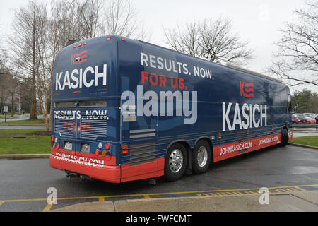 Hempstead, New York, Stati Uniti d'America. 4 apr, 2016. John Kasich campagna Bus, con lo slogan "RISULTATI. Ora. Per noi.' sul lato, è di lasciare il campus di pioggia, dopo che il candidato presidenziale repubblicano e governatore di Ohio, ospitato un municipio a Hofstra University David Mack Student Center di Long Island. Credito: ZUMA Press, Inc./Alamy Live News Foto Stock