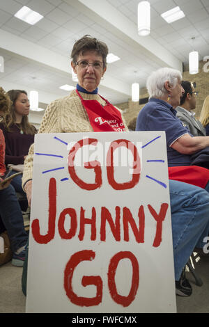 Hempstead, New York, Stati Uniti d'America. 4 apr, 2016. MAUREEN O'Brien, da Bethpage, detiene un 'GO Johnny GO' segno ha portato al Municipio ospitato da JOHN KASICH, candidato presidenziale repubblicano e governatore di Ohio, a Hofstra University David Mack Student Center di Long Island. O'Brien è un marchio repubblicano e supporta Kasich. Credito: ZUMA Press, Inc./Alamy Live News Foto Stock