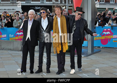 Londra, UK, 4 aprile 2016, Rolling Stones frequentare una vista privata lancio di "esibizionismo" presso la Galleria Saatchie in Sloane Squarel. Le ventole sono in grado di vedere un array di oggetti che raccontano la storia della loro storia. Esibizionismo: Rolling Stones vede diverse abbigliamento, articoli, puntelli, strumenti e più visualizzata per gli appassionati di vedere di prima mano. Vi saranno inoltre visualizza dell'opera di alcuni dei più grandi nomi intorno a. Credito: JOHNNY ARMSTEAD/Alamy Live News Foto Stock