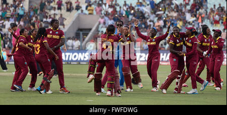 Kolkata, India. 03 apr, 2016. West Indies squadra femminile festeggia dopo aver vinto il mondo T20 al giardino di Eden. La West Indies a vincere il match con tre consegne di ricambio. Il 18-anno-vecchio Hayley Matthews fracassato 66 off 45 sfere e skipper Stafanie Taylor 59 off 57 sfere porta la vittoria per West Indies. Matthews vince il giocatore del premio finale mentre Taylor reputando giocatore del torneo. © Saikat Paolo/Pacific Press/Alamy Live News Foto Stock