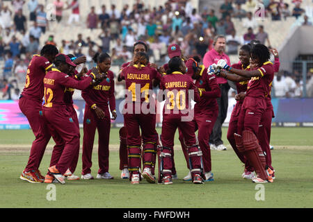 Kolkata, India. 03 apr, 2016. West Indies squadra femminile festeggia dopo aver vinto il mondo T20 al giardino di Eden. La West Indies a vincere il match con tre consegne di ricambio. Il 18-anno-vecchio Hayley Matthews fracassato 66 off 45 sfere e skipper Stafanie Taylor 59 off 57 sfere porta la vittoria per West Indies. Matthews vince il giocatore del premio finale mentre Taylor reputando giocatore del torneo. © Saikat Paolo/Pacific Press/Alamy Live News Foto Stock