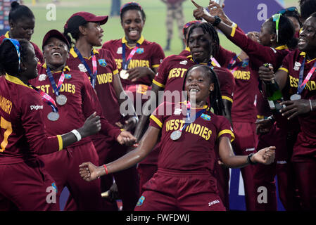 Kolkata, India. 03 apr, 2016. West Indies squadra femminile festeggia dopo aver vinto il mondo T20 al giardino di Eden. La West Indies a vincere il match con tre consegne di ricambio. Il 18-anno-vecchio Hayley Matthews fracassato 66 off 45 sfere e skipper Stafanie Taylor 59 off 57 sfere porta la vittoria per West Indies. Matthews vince il giocatore del premio finale mentre Taylor reputando giocatore del torneo. © Saikat Paolo/Pacific Press/Alamy Live News Foto Stock