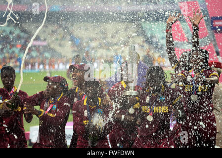 Kolkata, India. 03 apr, 2016. West Indies squadra femminile festeggia dopo aver vinto il mondo T20 al giardino di Eden. La West Indies a vincere il match con tre consegne di ricambio. Il 18-anno-vecchio Hayley Matthews fracassato 66 off 45 sfere e skipper Stafanie Taylor 59 off 57 sfere porta la vittoria per West Indies. Matthews vince il giocatore del premio finale mentre Taylor reputando giocatore del torneo. © Saikat Paolo/Pacific Press/Alamy Live News Foto Stock