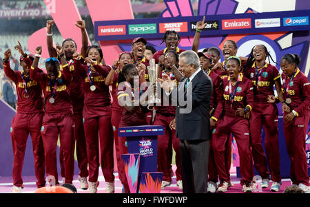 Kolkata, India. 03 apr, 2016. West Indies squadra femminile festeggia dopo aver vinto il mondo T20 al giardino di Eden. La West Indies a vincere il match con tre consegne di ricambio. Il 18-anno-vecchio Hayley Matthews fracassato 66 off 45 sfere e skipper Stafanie Taylor 59 off 57 sfere porta la vittoria per West Indies. Matthews vince il giocatore del premio finale mentre Taylor reputando giocatore del torneo. © Saikat Paolo/Pacific Press/Alamy Live News Foto Stock