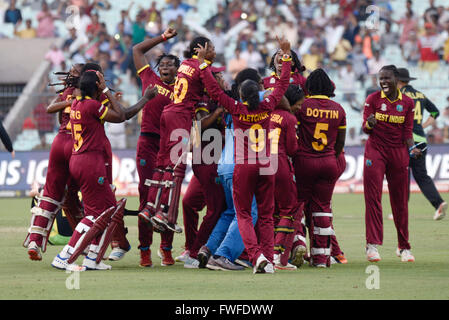 Kolkata, India. 03 apr, 2016. West Indies squadra femminile festeggia dopo aver vinto il mondo T20 al giardino di Eden. La West Indies a vincere il match con tre consegne di ricambio. Il 18-anno-vecchio Hayley Matthews fracassato 66 off 45 sfere e skipper Stafanie Taylor 59 off 57 sfere porta la vittoria per West Indies. Matthews vince il giocatore del premio finale mentre Taylor reputando giocatore del torneo. © Saikat Paolo/Pacific Press/Alamy Live News Foto Stock