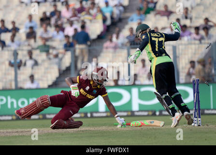 Kolkata, India. 03 apr, 2016. Hayley è sopravvissuta a una timbratura. La West Indies a vincere il match con tre consegne di ricambio. Il 18-anno-vecchio Hayley Matthews fracassato 66 off 45 sfere e skipper Stafanie Taylor 59 off 57 sfere porta la vittoria per West Indies. Matthews vince il giocatore del premio finale mentre Taylor reputando giocatore del torneo. © Saikat Paolo/Pacific Press/Alamy Live News Foto Stock