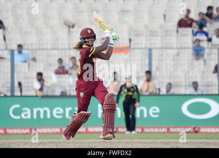 Kolkata, India. 03 apr, 2016. Hayley Matthews brillante rigato 66 corre in 45 sfere. La West Indies a vincere il match con tre consegne di ricambio. Il 18-anno-vecchio Hayley Matthews fracassato 66 off 45 sfere e skipper Stafanie Taylor 59 off 57 sfere porta la vittoria per West Indies. Matthews vince il giocatore del premio finale mentre Taylor reputando giocatore del torneo. © Saikat Paolo/Pacific Press/Alamy Live News Foto Stock