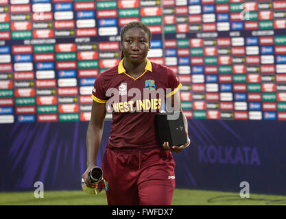 Kolkata, India. 03 apr, 2016. West Indies capitano, Stafanie Taylor riceve giocatore del torneo awards. La West Indies a vincere il match con tre consegne di ricambio. Il 18-anno-vecchio Hayley Matthews fracassato 66 off 45 sfere e skipper Stafanie Taylor 59 off 57 sfere porta la vittoria per West Indies. Matthews vince il giocatore del premio finale mentre Taylor reputando giocatore del torneo. © Saikat Paolo/Pacific Press/Alamy Live News Foto Stock