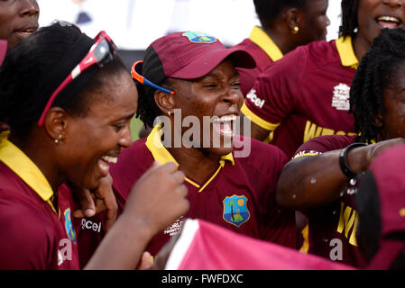 Kolkata, India. 03 apr, 2016. West Indies donne membri del team festeggia dopo aver vinto il mondo T20 al giardino di Eden. La West Indies a vincere il match con tre consegne di ricambio. Il 18-anno-vecchio Hayley Matthews fracassato 66 off 45 sfere e skipper Stafanie Taylor 59 off 57 sfere porta la vittoria per West Indies. Matthews vince il giocatore del premio finale mentre Taylor reputando giocatore del torneo. © Saikat Paolo/Pacific Press/Alamy Live News Foto Stock