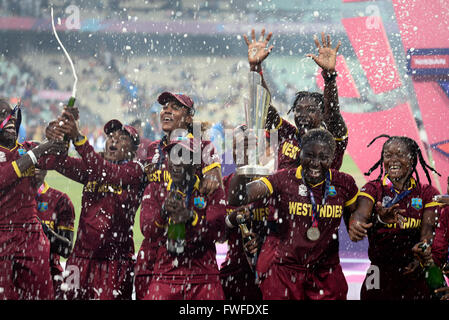 Kolkata, India. 03 apr, 2016. West Indies squadra femminile festeggia dopo aver vinto il mondo T20 al giardino di Eden. La West Indies a vincere il match con tre consegne di ricambio. Il 18-anno-vecchio Hayley Matthews fracassato 66 off 45 sfere e skipper Stafanie Taylor 59 off 57 sfere porta la vittoria per West Indies. Matthews vince il giocatore del premio finale mentre Taylor reputando giocatore del torneo. © Saikat Paolo/Pacific Press/Alamy Live News Foto Stock