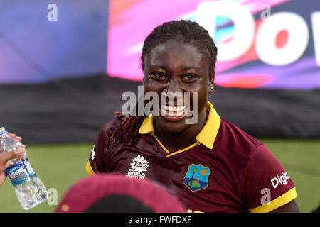 Kolkata, India. 03 apr, 2016. Skipper Stafanie Taylor gode il loro trionfo in Australia. La West Indies a vincere il match con tre consegne di ricambio. Il 18-anno-vecchio Hayley Matthews fracassato 66 off 45 sfere e skipper Stafanie Taylor 59 off 57 sfere porta la vittoria per West Indies. Matthews vince il giocatore del premio finale mentre Taylor reputando giocatore del torneo. © Saikat Paolo/Pacific Press/Alamy Live News Foto Stock