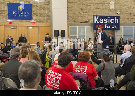 Hempstead, New York, Stati Uniti d'America. 4 apr, 2016. JOHN KASICH, candidato presidenziale repubblicano e governatore di Ohio, parla presso il Municipio ha di hosting a Hofstra University David Mack Student Center di Long Island. Pubblico include i cittadini anziani da Long Island AARP (American Association of Retired Persons) indossa camicie rosse con il messaggio "...il vostro candidato dispone di un piano per la sicurezza sociale?' sul retro, . Il New York primario è 19 Aprile e Kasich è il primo dei tre GOP candidati presidenziali di campagna a Nassau e Suffolk contee, ed è al terzo posto per numero di del Foto Stock