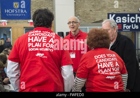 Hempstead, New York, Stati Uniti d'America. 4 apr, 2016. Senior Citizen volontari da AARP (American Association of Retired Persons) Long Island indossare camicie rosse con il messaggio "...il vostro candidato dispone di un piano per la sicurezza sociale?" sul retro, e parlare con ciascun altro prima dell' inizio del Municipio che JOHN KASICH, candidato presidenziale repubblicano e governatore di Ohio, ospita a Hofstra University David Mack Student Center di Long Island. Il New York primario è 19 Aprile e Kasich è il primo dei tre GOP candidati presidenziali di campagna a Nassau e Suffolk contee e è in th Foto Stock