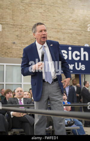 Hempstead, New York, Stati Uniti d'America. 4 apr, 2016. JOHN KASICH, candidato presidenziale repubblicano e governatore di Ohio, parla circondato da un pubblico, come egli ospita un municipio a Hofstra University David Mack Student Center di Long Island. Il New York primario è 19 Aprile e Kasich è il primo dei tre GOP candidati presidenziali di campagna a Nassau e Suffolk contee, ed è al terzo posto nel numero di delegati ha vinto. Credito: Ann Parry/ZUMA filo/Alamy Live News Foto Stock