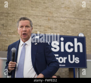 Hempstead, New York, Stati Uniti d'America. 4 apr, 2016. JOHN KASICH, candidato presidenziale repubblicano e governatore di Ohio, parla presso il municipio di egli ospita a Hofstra University David Mack Student Center di Long Island. Il New York primario è 19 Aprile e Kasich è il primo dei tre GOP candidati presidenziali di campagna a Nassau e Suffolk contee, ed è al terzo posto nel numero di delegati ha vinto. Credito: Ann Parry/ZUMA filo/Alamy Live News Foto Stock