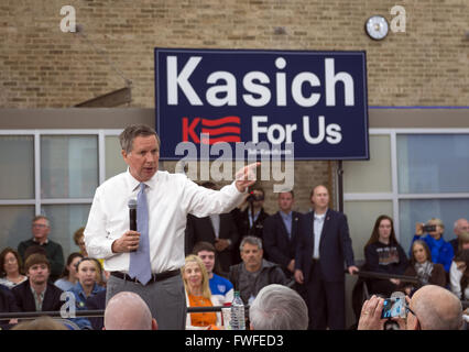 Hempstead, New York, Stati Uniti d'America. 4 apr, 2016. JOHN KASICH, candidato presidenziale repubblicano e governatore di Ohio, punta il dito come egli parla di fronte ad un 'Kasich per noi' banner, presso il municipio di egli ospita a Hofstra University David Mack Student Center di Long Island. Il New York primario è 19 Aprile e Kasich è il primo dei tre GOP candidati presidenziali di campagna a Nassau e Suffolk contee, ed è al terzo posto nel numero di delegati ha vinto. Credito: Ann Parry/ZUMA filo/Alamy Live News Foto Stock