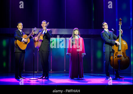 Sydney, Australia. 05 apr, 2016. Cast eseguire 'Carnevale è finita" durante una anteprima media di "Georgy Girl - I cercatori Musical" tenutosi presso il Teatro di Stato di Sydney il 5 aprile. Georgy Girl segue la storia di Judith Durham, Athol Guy, Keith Potger e Bruce Woodley, dal loro folk e jazz inizi a Melbourne per il loro aumento meteorica al mondo pop celebrità nel '60s, ad oggi. Credito: Hugh Peterswald/Pacific Press/Alamy Live News Foto Stock