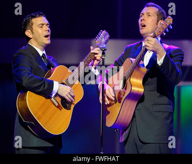 Sydney, Australia. 05 apr, 2016. Cast eseguire 'Carnevale è finita" durante una anteprima media di "Georgy Girl - I cercatori Musical" tenutosi presso il Teatro di Stato di Sydney il 5 aprile. Georgy Girl segue la storia di Judith Durham, Athol Guy, Keith Potger e Bruce Woodley, dal loro folk e jazz inizi a Melbourne per il loro aumento meteorica al mondo pop celebrità nel '60s, ad oggi. Credito: Hugh Peterswald/Pacific Press/Alamy Live News Foto Stock