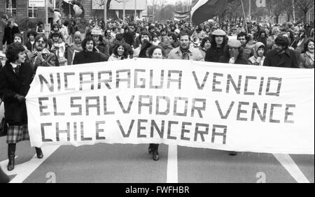 Gli studenti stanno manifestando contro l'intervento USA in El Salvador il 13 marzo 1982 a Francoforte in Germania. Foto Stock