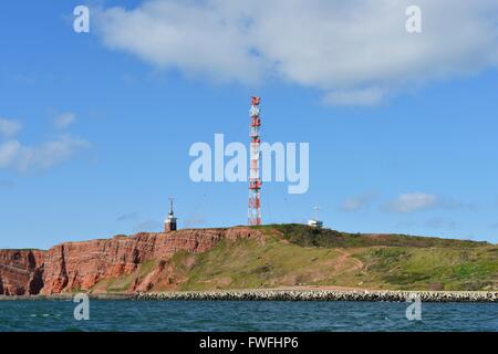 Big Red white radio sul montante di Helgoland rosso di roccia sotto una grande nuvola bianca, 27 aprile 2015 Foto Stock