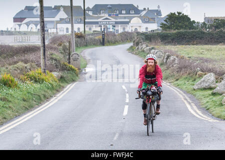 Lands End, Cornwall, Regno Unito. 5 aprile 2016. Sean Conway è in giro per tutta la costa del Regno Unito in un incredibile triathlon. In primo luogo su una bicicletta di bambù e poi acceso da Scarborough a Brighton,ed infine il nuoto da Brighton a Lulworth Cove. Egli è completamente autoportanti, che porta tutti i suoi propri materiali di consumo e attrezzature. Credito: Simon Maycock/Alamy Live News Foto Stock