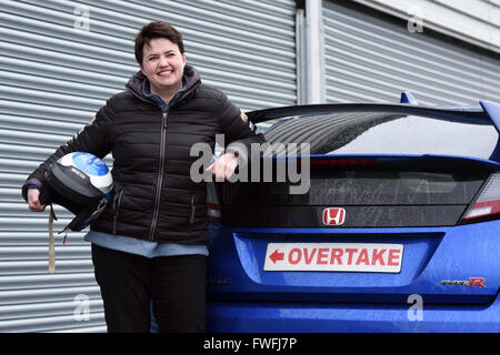 Knockhill, Scotland, Regno Unito. 5 Aprile, 2016. Scottish leader conservatore Ruth Davidson pone per le fotografie a Knockhill Racing circuito in Fife, come lei cerca di evidenziare preoccupazioni per quanto riguarda lo stato delle strade in Scozia durante il parlamento scozzese la campagna elettorale, Credito: Ken Jack / Alamy Live News Foto Stock