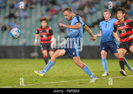 Sydney Football Stadium, Sydney, Australia. 05 apr, 2016. AFC Champions League. Sydney defender Matteo Jurman cancella. Sydney v Pohang Steelers. Credito: Azione Sport Plus/Alamy Live News Foto Stock