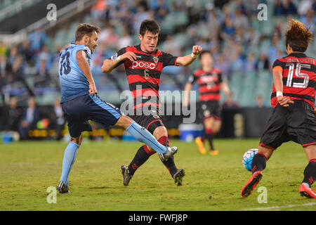 Sydney Football Stadium, Sydney, Australia. 05 apr, 2016. AFC Champions League. Sydney centrocampista Milos Ninkovic punteggi per renderlo 1-0. Sydney v Pohang Steelers. Credito: Azione Sport Plus/Alamy Live News Foto Stock