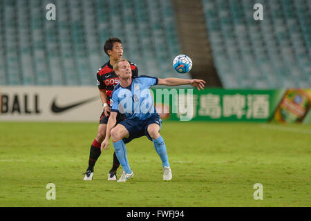 Sydney Football Stadium, Sydney, Australia. 05 apr, 2016. AFC Champions League. Sydney avanti Matt Simon vince il pallone. Sydney v Pohang Steelers. Credito: Azione Sport Plus/Alamy Live News Foto Stock