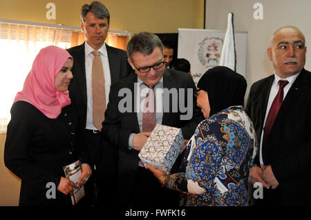 Ramallah, Territorio palestinese occupato. 05 apr, 2016. Ministro degli esteri ceco Lubomir Zaoralek (centro) e tube governatore Rabi Kondakji (a destra) ha partecipato ad una cerimonia in cui un accordo con la locale Tube società di beneficenza (TSC) per 250.000 corone è stato firmato. Il progetto mira a migliorare il rispetto dei diritti delle donne e a migliorare la qualità dei servizi legali per le donne a Ramallah, Palestina, Aprile 5, 2016. © Ales Zapotocky/CTK foto/Alamy Live News Foto Stock