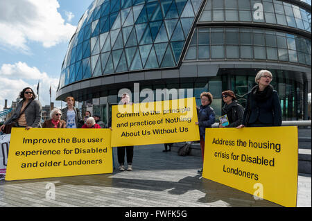 Londra, Regno Unito. Il 5 aprile 2016. I rappresentanti di Londra le organizzazioni di persone disabili (inclusione di Londra, trasporti per tutti e di alleanza per l'educazione inclusiva) stadio una protesta al di fuori del Municipio di chiedere ai candidati per le prossime elezioni Mayoral per affrontare situazioni di svantaggio e di abilitare i londinesi disabili di partecipare come cittadini attivi nella capitale. Credito: Stephen Chung / Alamy Live News Foto Stock