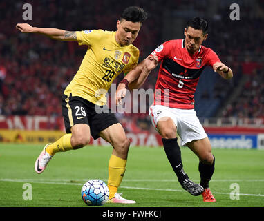 Saitama, Giappone. 5 apr, 2016. Gao Lin (L) della Cina in Guangzhou Evergrandtaobao vies con Makino Tomoaki del Giappone del Urawa Red Diamonds durante l'AFC Champions League Gruppo H partita di calcio in Saitama, Giappone, 5 aprile 2016. © Liu Dawei/Xinhua/Alamy Live News Foto Stock