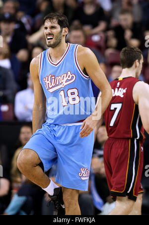 Sacramento, CA, Stati Uniti d'America. 1 apr, 2016. Sacramento Kings forward Omri Casspi (18) ferito suo posteriori della coscia destra nel secondo trimestre e non potrebbe continuare. Sacramento Kings contro il Miami Heat Venerdì, Aprile 1, 2016 al Sleep Train Arena di Sacramento, California © Hector Amezcua/Sacramento Bee/ZUMA filo/Alamy Live News Foto Stock