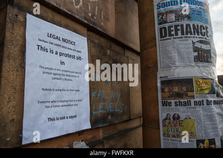 Londra, Regno Unito. 5 Aprile, 2016. Un avviso al di fuori di Carnegie Library in Herne Hill, che è occupata da circa quaranta attivisti in segno di protesta contro i piani da Lambeth consiglio di sostituire la biblioteca con una palestra privata gestita da Greenwich Tempo libero limitato e un self-service prenota-camera di prestito. Credito: Mark Kerrison/Alamy Live News Foto Stock