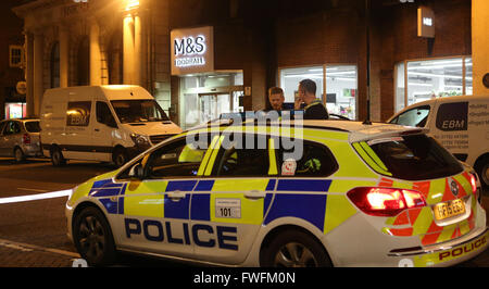 Christchurch, Dorset, Regno Unito. 6 Aprile, 2016. La polizia ha spento con fili di parti della High Street in Christchurch questa sera a seguito di segnalazioni di 16 anni essendo femmina pugnalato al di fuori della Marks & Spencer Food Hall. La polizia e i paramedici si precipitò per la scena poco prima delle 9:30 questa sera. La vittima da intendersi a 16 anno vecchia ragazza, è stato affrettato a Bournemouth ospedale con lesioni descritti come 'potenzialmente a rischio di vita". Un residente, che ha chiesto di non essere nominato, descrivere come 'ddrammatico'. La polizia e i paramedici 'si precipitò per la scena da tutte le direzioni". Credito: uknip/Alamy Live Foto Stock