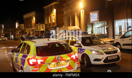 Christchurch, Dorset, Regno Unito. 6 Aprile, 2016. La polizia ha spento con fili di parti della High Street in Christchurch questa sera a seguito di segnalazioni di 16 anni essendo femmina pugnalato al di fuori della Marks & Spencer Food Hall. La polizia e i paramedici si precipitò per la scena poco prima delle 9:30 questa sera. La vittima da intendersi a 16 anno vecchia ragazza, è stato affrettato a Bournemouth ospedale con lesioni descritti come 'potenzialmente a rischio di vita". Un residente, che ha chiesto di non essere nominato, descrivere come 'ddrammatico'. La polizia e i paramedici 'si precipitò per la scena da tutte le direzioni". Credito: uknip/Alamy Live Foto Stock