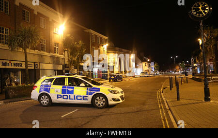 Christchurch, Dorset, Regno Unito. 6 Aprile, 2016. La polizia ha spento con fili di parti della High Street in Christchurch questa sera a seguito di segnalazioni di 16 anni essendo femmina pugnalato al di fuori della Marks & Spencer Food Hall. La polizia e i paramedici si precipitò per la scena poco prima delle 9:30 questa sera. La vittima da intendersi a 16 anno vecchia ragazza, è stato affrettato a Bournemouth ospedale con lesioni descritti come 'potenzialmente a rischio di vita". Un residente, che ha chiesto di non essere nominato, descrivere come 'ddrammatico'. La polizia e i paramedici 'si precipitò per la scena da tutte le direzioni". Credito: uknip/Alamy Live Foto Stock