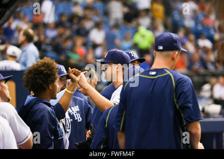 San Pietroburgo, Florida, Stati Uniti d'America. 5 apr, 2016. Sarà VRAGOVIC | Orari.Tampa Bay Rays a partire lanciatore Jake Odorizzi (23) diventa elevata cinque in panchina dopo la parte superiore del quarto inning di gioco tra il Tampa Bay Rays e il Toronto Blue Jays nel campo Tropicana a San Pietroburgo, Fla. Martedì, 5 aprile 2016. Credito: Sarà Vragovic/Tampa Bay volte/ZUMA filo/Alamy Live News Foto Stock