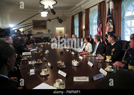 Washington, Distretto di Columbia, Stati Uniti d'America. 5 apr, 2016. Il Presidente degli Stati Uniti Barack Obama incontra con lottatori comandanti e Comune di capi di Stato Maggiore con il Vice Presidente Joe Biden e US National Security Advisor Susan Rice nel Cabinet Room della casa bianca a Washington DC, Aprile 5, 2016. Credito: Aude Guerrucci/Piscina via CNP Credito: Aude Guerrucci/CNP/ZUMA filo/Alamy Live News Foto Stock