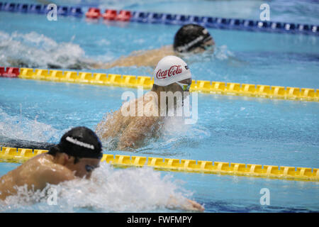 (L a R) Yasuhiro Koseki , Kosuke Kitajima , Ryo Tateishi , 5 aprile 2016 - Nuoto : Giappone campionato di nuoto (Giappone nuotare 2016) Uomini 100m Rana finale a Tatsumi International centro nuoto a Tokyo in Giappone. (Foto di AFLO SPORT) Foto Stock