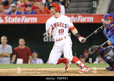Anaheim, California, USA. 5 Aprile, 2016. 5 aprile 2016: Los Angeles angeli secondo baseman Johnny Giavotella #12 segue il suo tiro a sinistra nel gioco tra il Chicago Cubs e Los Angeles gli angeli di Anaheim, Angel Stadium di Anaheim, CA, fotografo: Pietro Joneleit Credito: Cal Sport Media/Alamy Live News Foto Stock