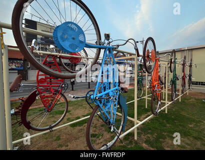 Okayama, Giappone. Xix Mar, 2016. Il 'oltre l'ultima fermata e', un'installazione arte prodotta da Atsushi Ozawa del Giappone è visualizzato all Onu porta nella prefettura di Okayama Sabato, 19 marzo 2016 come una parte di Setouchi Triennale 2016. Setouchi Triennale art festival ha iniziato a isole di Setonaikai mar mediterraneo dal 20 marzo fino a novembre 6. © Yoshio Tsunoda/AFLO/Alamy Live News Foto Stock