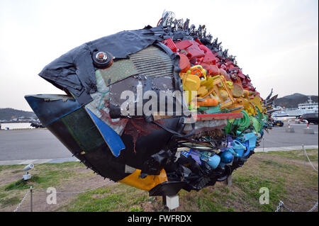 Okayama, Giappone. Xix Mar, 2016. Il 'Chinu, Tanuta dell'Onu", un'installazione arte prodotta dalla tecnica di Yodogawa di Giappone è visualizzato all Onu porta nella prefettura di Okayama Sabato, 19 marzo 2016 come una parte di Setouchi Triennale 2016. Setouchi Triennale art festival ha iniziato a isole di Setonaikai mar mediterraneo dal 20 marzo fino a novembre 6. © Yoshio Tsunoda/AFLO/Alamy Live News Foto Stock