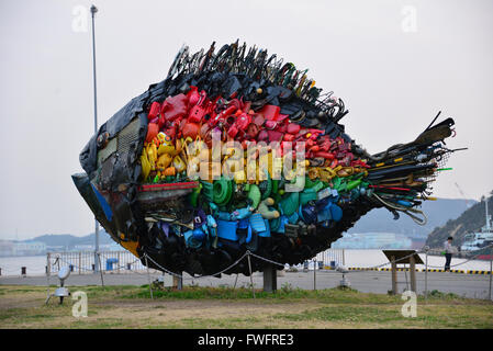 Okayama, Giappone. Xix Mar, 2016. Il 'Chinu, Tanuta dell'Onu", un'installazione arte prodotta dalla tecnica di Yodogawa di Giappone è visualizzato all Onu porta nella prefettura di Okayama Sabato, 19 marzo 2016 come una parte di Setouchi Triennale 2016. Setouchi Triennale art festival ha iniziato a isole di Setonaikai mar mediterraneo dal 20 marzo fino a novembre 6. © Yoshio Tsunoda/AFLO/Alamy Live News Foto Stock