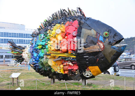 Okayama, Giappone. Xix Mar, 2016. Il 'Chinu, Tanuta dell'Onu", un'installazione arte prodotta dalla tecnica di Yodogawa di Giappone è visualizzato all Onu porta nella prefettura di Okayama Sabato, 19 marzo 2016 come una parte di Setouchi Triennale 2016. Setouchi Triennale art festival ha iniziato a isole di Setonaikai mar mediterraneo dal 20 marzo fino a novembre 6. © Yoshio Tsunoda/AFLO/Alamy Live News Foto Stock