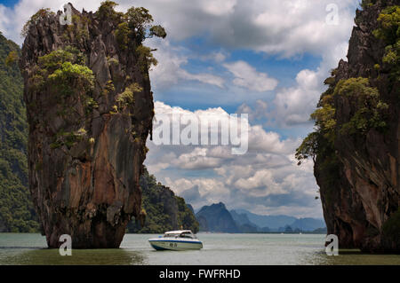 Isola di James Bond 007 (Koh Tapu) Phang Nga Bay della Thailandia. Khao Antonello Kan. Khao Antonello Kan consiste di due-foresta isole coperte w Foto Stock