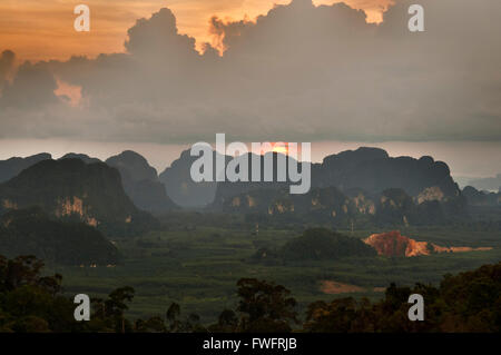 Vista al tramonto della bellezza delle montagne dal santuario buddista e la statua sulla cima della montagna verso la tigre tempio nella grotta (Wat Tham S Foto Stock