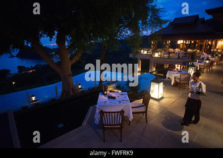 Il tramonto. Ristorante in fornt della piscina presso l'hotel di lusso Pimalai Resort, Kantiang Beach, Ko Lanta o Koh Lanta island, Krabi, Foto Stock