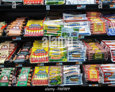 Pacchetti di varie marche di hot dogs sono visti in un supermercato raffreddatore in New York lunedì, 4 aprile 2016. (© Richard B. Levine) Foto Stock